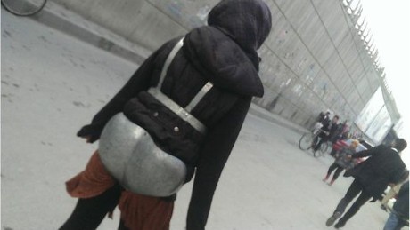 Seniman Afghanistan Bikin Pakaian Dalam Besi