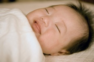 Penyebab Bayi Tersenyum atau Mendadak Nangis Saat Tidur Malam