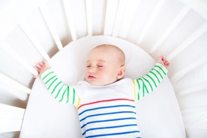 Bayi Baru Lahir Kaget-kaget Saat Tidur, Apa Sebabnya?