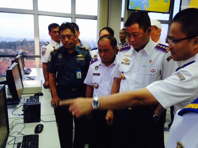 Ini Gaya Blusukan Menhub Jonan di Batam