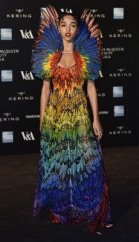 FKA Twigs tampil nyentrik mengenakan gaun warna-warni rancangan Alexander McQueen dengan aksen bulu unggas. REUTERS/Toby Melville/detikFoto.