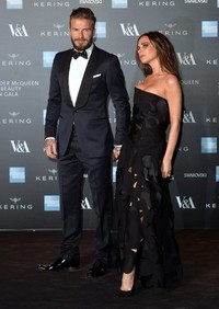 Tampil mesra, David dan Victoria Beckham langsung menjadi pusat perhatian saat keduanya tiba di lokasi acara. Anthony Harvey/Getty Images/detikFoto.
