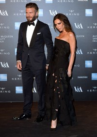Pasangan yang telah dikaruniai empat orang anak ini tampil serasi mengenakan busana serba hitam. Anthony Harvey/Getty Images/detikFoto.