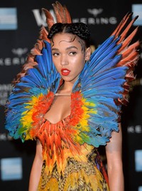 Lewat kotum yang bernuansa bulu, penampilan dari FKA Twigs terlhat dramatis. Anthony Harvey/Getty Images/detikFoto.