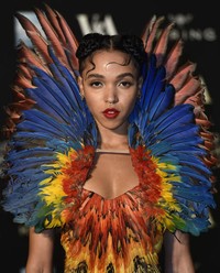 FKA Twigs saat berpose di show Alexander McQueen di London, Inggris pada Kamis (12/3/2015) waktu setempat. REUTERS/Toby Melville/detikFoto.