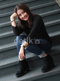 Manisnya senyuman Prilly Latuconsina. Pool/Gus Mun/detikFoto.