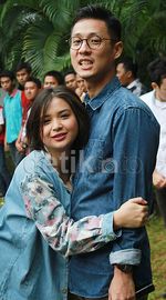 Aww, Mesranya Putri Titian Peluk-peluk Junior Liem