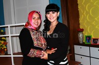 Rohimah sang istri tua, dan Meggy si istri muda juga tampak rukun. Pool/Gusmun/detikFoto.