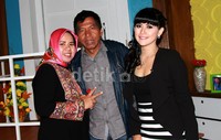 Meggy dan Rohimah tampak akur di samping Kiwil. Pool/Gusmun/detikFoto.