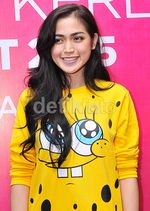 Jessica Iskandar Sumringah Pakai Baju SpongeBob