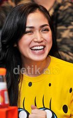 Jessica Iskandar Sumringah Pakai Baju SpongeBob
