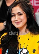 Jessica Iskandar Sumringah Pakai Baju SpongeBob