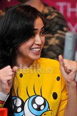 Jessica Iskandar Sumringah Pakai Baju SpongeBob