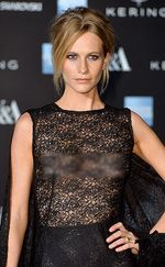 Berbusana Menerawang, Poppy Delevingne Tak Pakai Bra
