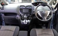 Untuk interiornya, New Serena juga mendapatkan penyegaran pada Audio Steering Switch, Panel instrumen dengan warna biru dan motif yang lebih mewah pada kursi.