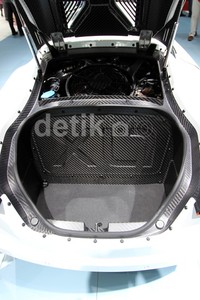 VW XL1 pertama kali debut di 2013 Geneva Motor Show dan, yang ditopang mesin 0,8 liter mesin TDI 2 silinder dan motor listrik.