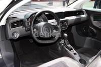 Tersemat baterai lithium-ion 5,5 kWh. Tenaga itu dikirim ke roda belakang melalui transmisi DSG 7 kecepatan.