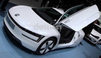 Mobil kecil ini memiliki bobot 1.753 kilogram (perpaduan serat karbon diperkuat body plastik) dan koefisien drag hanya 0,189, sehingga VW XL1 hanya butuh 261 mil per galon (siklus Eropa).
