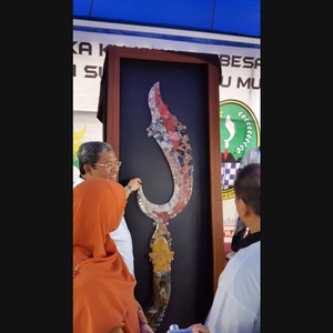 Kujang Setinggi 2 Meter Ini Disusun dari Batu Akik dari Berbagai Daerah di Jabar
