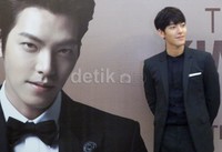 Kim Woo Bin tampil necis serba hitam di jumpa pers.