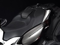 Diklaim, motor ini menggunakan frame yang dirancang khusus. Jadi, MV Agusta Stradalle 800 tetap menawarkan kenyamanan berkendara jarak jauh saat penunggangnya melakukan turing.