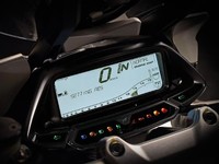 Motor ini memiliki fitur Traction control, electronic quickshifter, ABS with rear-wheel lift-up mitigation dan empat pilihan performa mesin. Pilihan performa (engine map) itu meliputi Sport, Normal, Rain dan Custom.