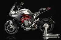 MV Agusta menawarkan Turismo Veloce dalam dua versi yaitu Turismo Veloce dan Turismo Veloce Lusso. Turismo Veloce ditujukan bagi konsumen yang ingin memiliki motor sporty yang ringan dengan tampilan lampu LED dan instrument cluster dengan layar TFT berwarna berukuran 5 inci serta Bluethoot.