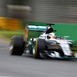 Hamilton Rebut Pole Pertama Musim Ini, Mercedes Start 1-2