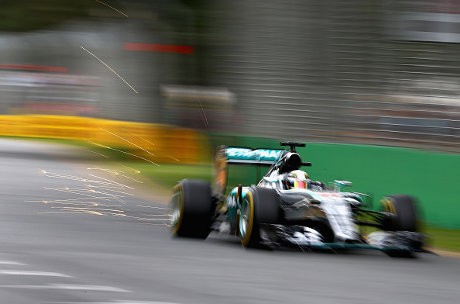 Hamilton Rebut Pole Pertama Musim Ini, Mercedes Start 1-2
