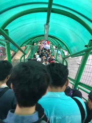 Banyak Orang Desak-desakan Masuk dan Keluar Stasiun Bogor Lewat JPO