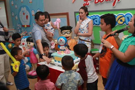 Gelar Pesta Ultah Anak, Ayu Dewi Ajarkan Berbagi