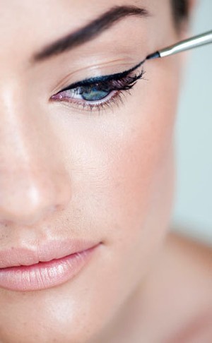 Tips Mudah Make-up Sendiri Untuk Hadiri Pesta