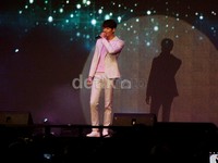 Ia membuka penampilannya dengan menyanyikan sebuah lagu yang mellow.