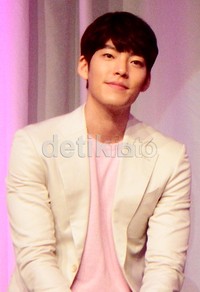 Para fans sukses dibuat histeris oleh Kim Woo Bin selama kurang lebih satu setengah jam.
