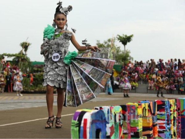 Meriahnya Festival Busana dari Bahan Daur Ulang
