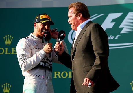 Diwawancara Arnold Schwarzenegger di Podium, Hamilton: Aku Kira Anda Lebih Tinggi!