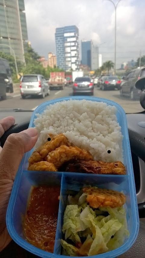 Film Sudah Habis dan Kaki Kram, Macet Tol JORR Tak Kunjung Terurai