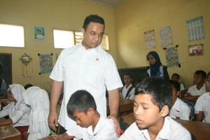 Menteri Anies Hibur Siswa SD yang Jatuh dari Jembatan di Lebak dengan Bernyanyi