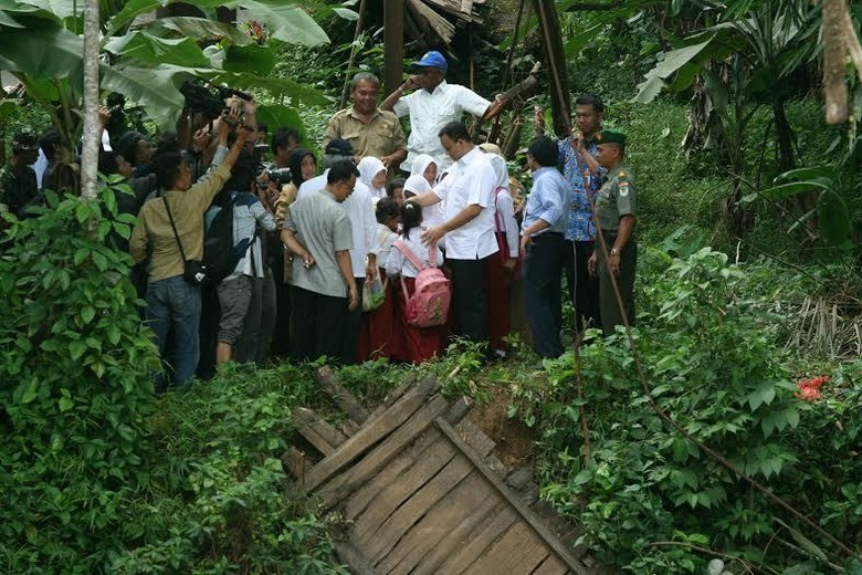 Warga Sudah Tahu Jembatan Sinday Lebak Akan Ambruk, Pemda Tak Beri Dana Warga Sudah Tahu Jembatan Sinday Lebak Akan Ambruk, Pemda Tak Beri Dana