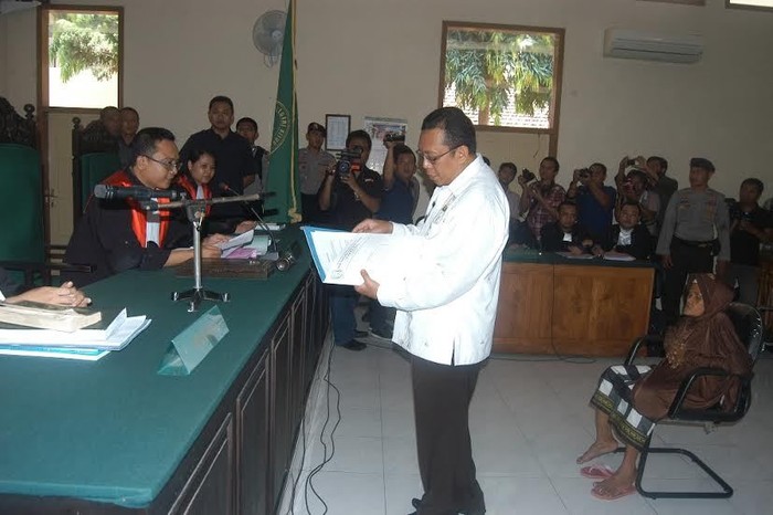 Ada Jaminan dari Bupati, Penahanan Nenek Asyani Akhirnya Ditangguhkan