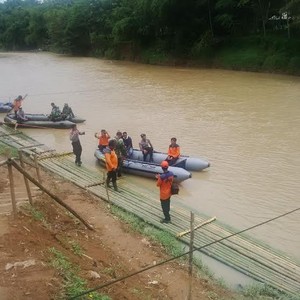 Tinjau Jembatan Putus di Lebak, Menteri Anies dan Menteri Basuki Naik Perahu Karet