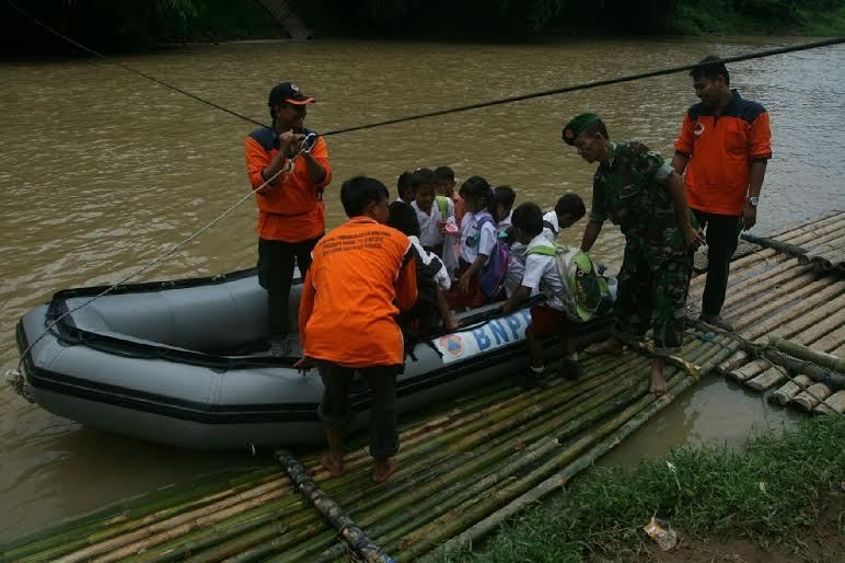 Setelah Jembatan Roboh, Begini Penampakan Siswa SD di Lebak Berperahu Karet Setelah Jembatan Roboh, Begini Penampakan Siswa SD di Lebak Berperahu Karet