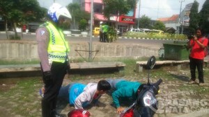 Tak Bawa Surat Motor, 2 Pelajar ini Dihukum Push-up Pak Polisi