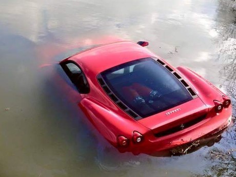 Mobil Ferrari Nyemplung ke Selokan