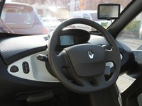 Asyiknya Jajal Mobil Listrik Renault di Paris