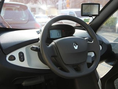 Asyiknya Jajal Mobil Listrik Renault di Paris
