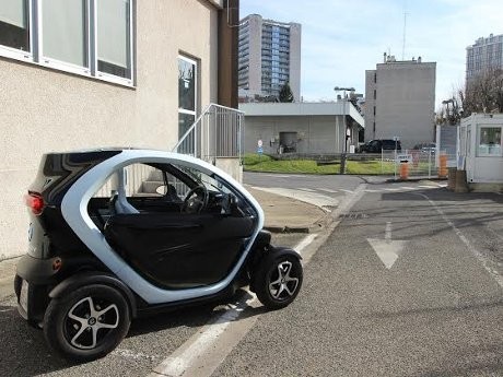 Asyiknya Jajal Mobil Listrik Renault di Paris