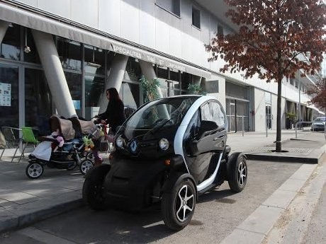 Asyiknya Jajal Mobil Listrik Renault di Paris