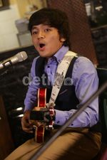 Calvin Jeremy Tampil Intim di 'Friday Hot Music'