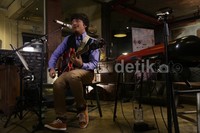 Bawakan lagu hits dari Maroon 5 bertajuk 'Sugar', Calvin buat Calvriens bernyanyi bersama.